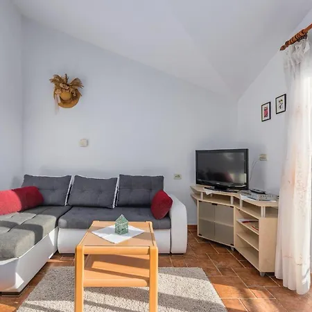 Awesome In With 2 Bedrooms Apartamento Rovinj