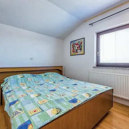 Awesome In With 2 Bedrooms Apartament Rovinj