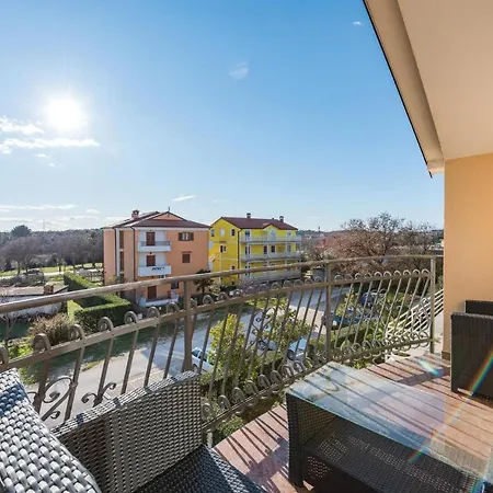Awesome In With 2 Bedrooms Apartment *