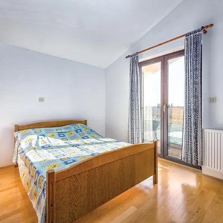 Awesome In With 2 Bedrooms Apartment Rovinj