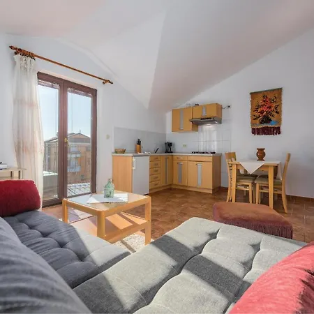 Awesome In With 2 Bedrooms Rovinj